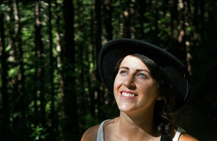 donna sorride nel bosco