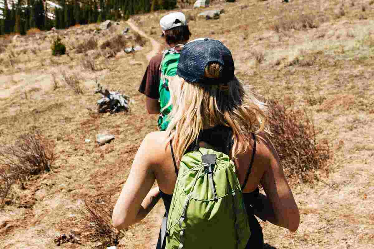 ragazzo e ragazza camminano in montagna